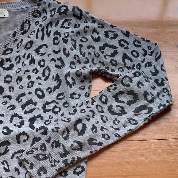 WOMENS COTTON V NECK CARDIGAN SWEATER, M, GRAY/BLACK LEOPARD PRINT - Picture 5 of 9